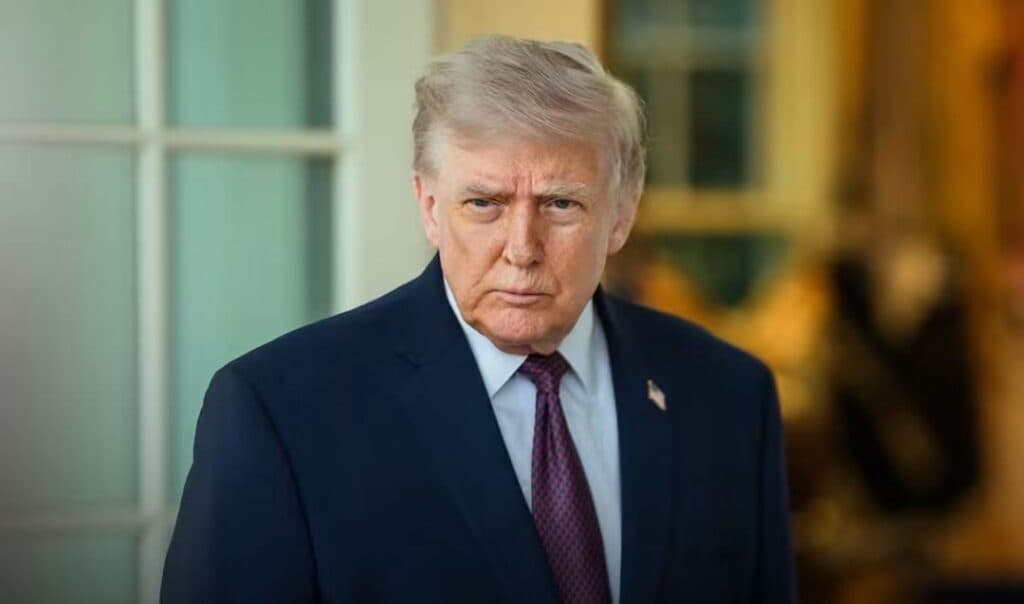 Donald Trump, con expresión seria, en un entorno institucional, aborda temas de seguridad y relaciones con México ante la ONU.