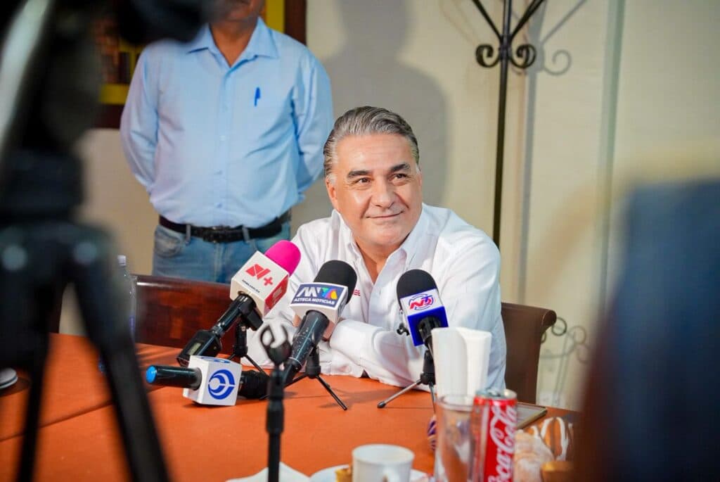 Jesús Ruiz Uribe sonríe durante una conferencia de prensa en Tijuana, destacando logros del Gobierno de México y programas sociales.