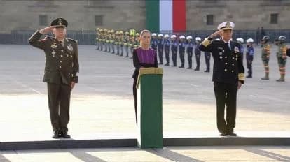 Claudia Sheinbaum rinde homenaje a víctimas del 19S, flanqueada por militares y marinos, en el Zócalo de la Ciudad de México.