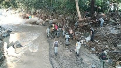 Rescatistas trabajan en la orilla del río Santa Elena, en La Cuesta, tras el desbordamiento causado por el huracán Polo en Jalisco.