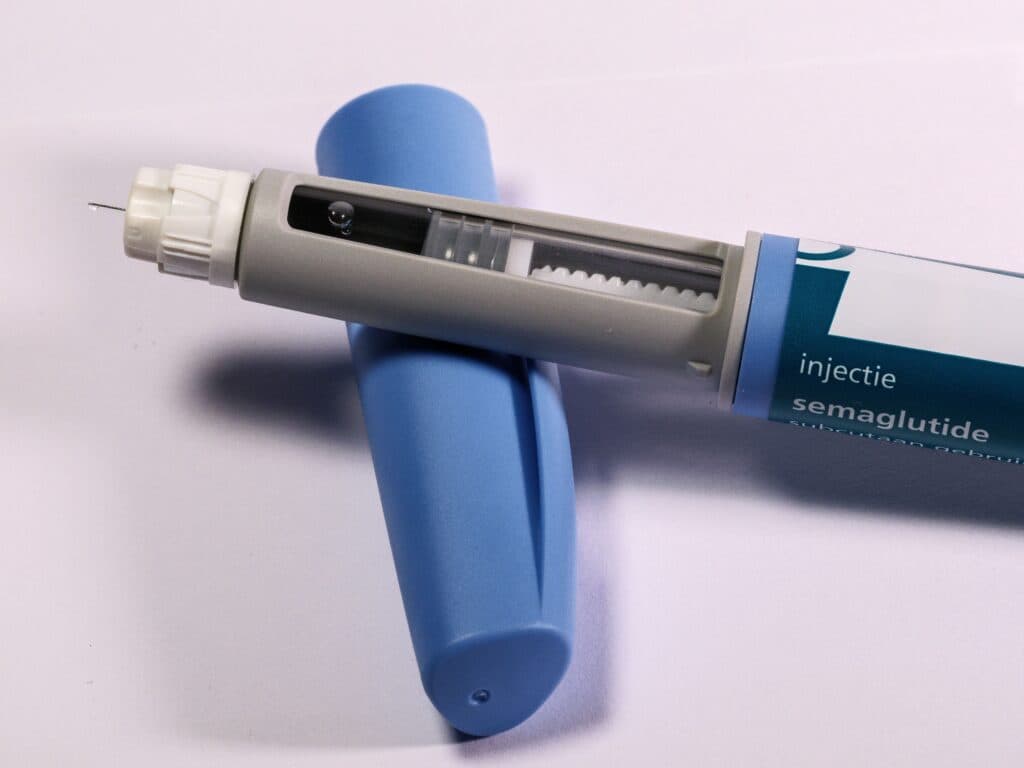 Pluma de medicamento semaglutida para controlar el peso, destacando el riesgo de productos falsificados en México.