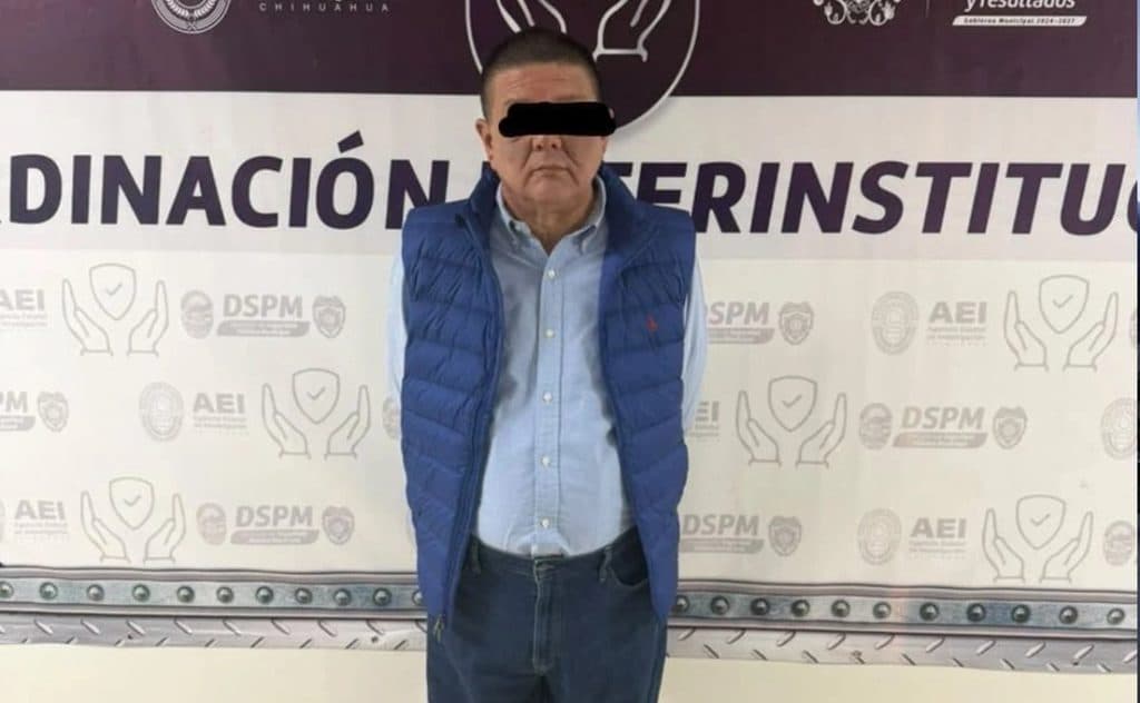 César Jáuregui Moreno, exfiscal de Chihuahua, posando en un centro de detención tras su ingreso al penal del Altiplano por traición a la patria.