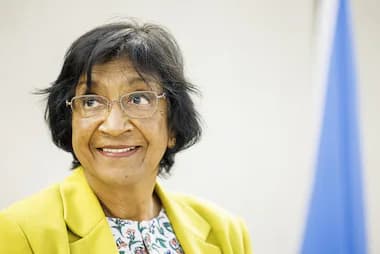 Navanethem "Navi" Pillay sonríe durante una conferencia, destacando su compromiso con los derechos humanos y la justicia internacional.