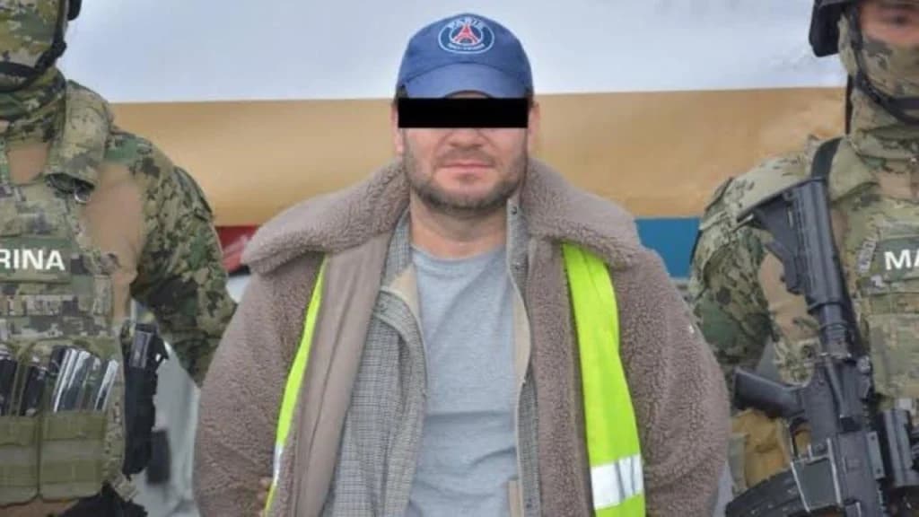 Detención de Miguel Ángel “N”, alias “Mike”, en Zapopan, Jalisco, por su presunta participación en huachicol fiscal, rodeado