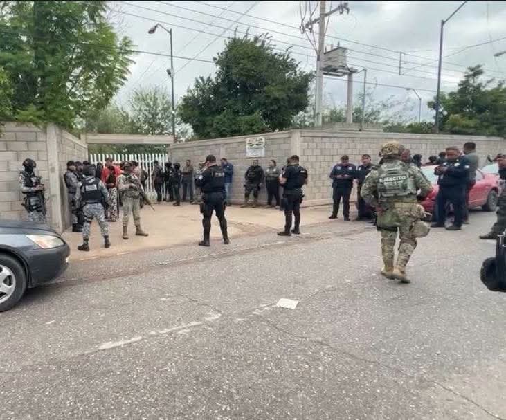 Agentes de seguridad y personal militar en la entrada de la Escuela Secundaria General No. 13 en Torreón, tras el ataque a la subdirectora.
