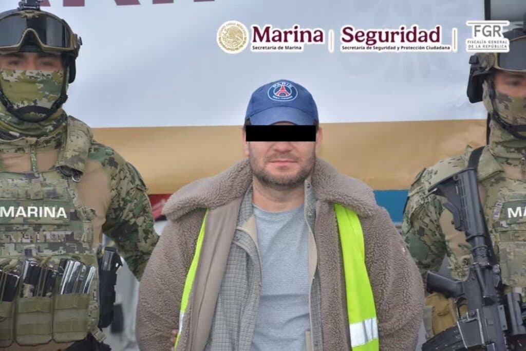 Miguel Ángel Solano Ruiz, conocido como "Capitán Sol", detenido por huachicol fiscal, flanqueado por elementos de la Secretaría de Marina.