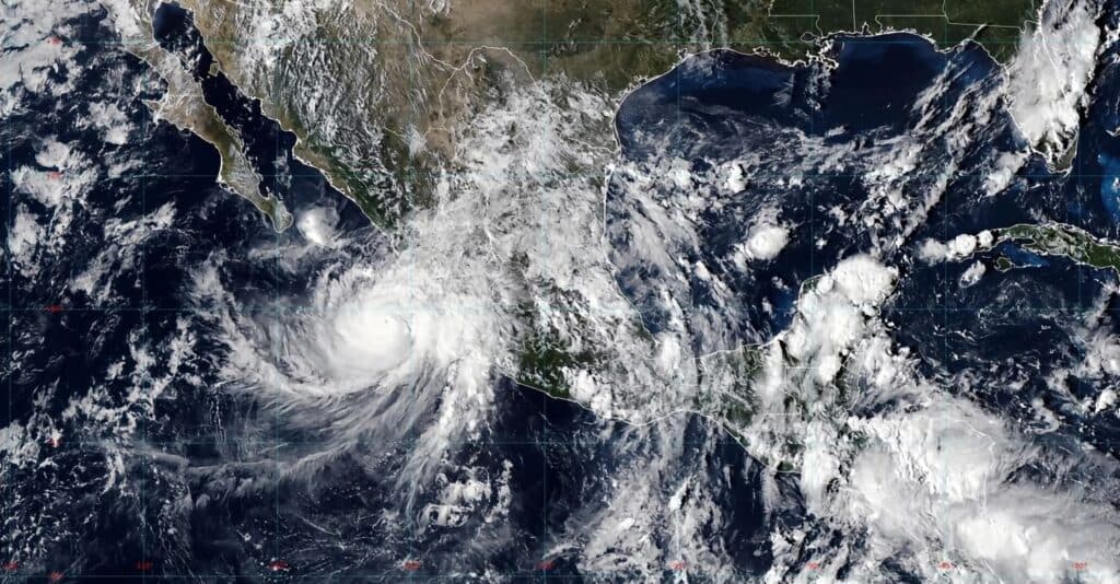Huracán Simón en el océano Pacífico, mostrando su trayectoria hacia las costas de Colima, con nubes y tormentas alrededor.