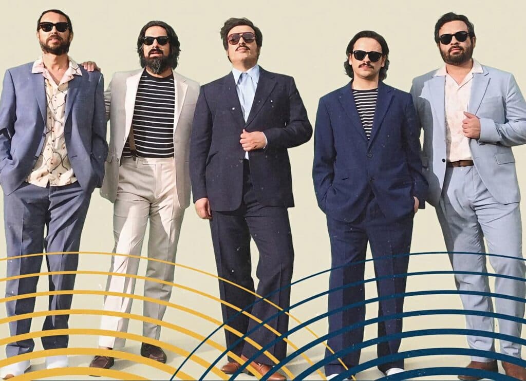 La banda Enjambre posando con trajes elegantes y gafas oscuras, anunciando su participación en el Vitae Fest 2026 en el Zócalo.