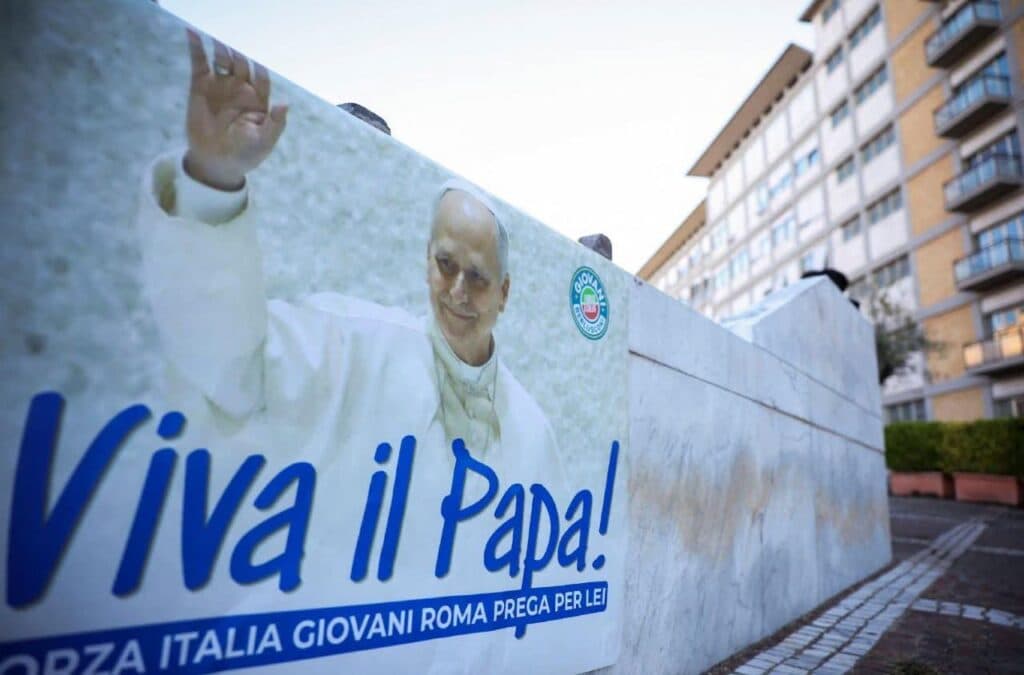 Pancarta en apoyo al papa León XIV con la frase "Viva il Papa!" frente a un edificio en Roma, reflejando la preocupación por su salud.