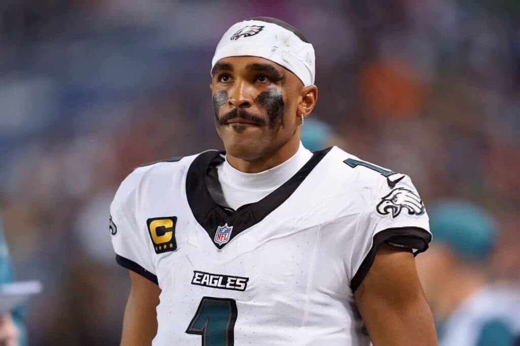 Jalen Hurts, quarterback de los Philadelphia Eagles, con expresión seria y uniforme de juego, tras un partido de la NFL.