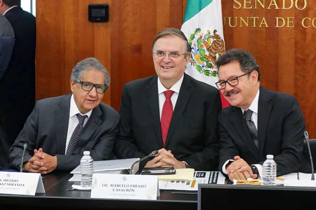 Marcelo Ebrard, secretario de Economía, junto a legisladores en el Senado de la República, discutiendo el T-MEC y sus negociaciones.