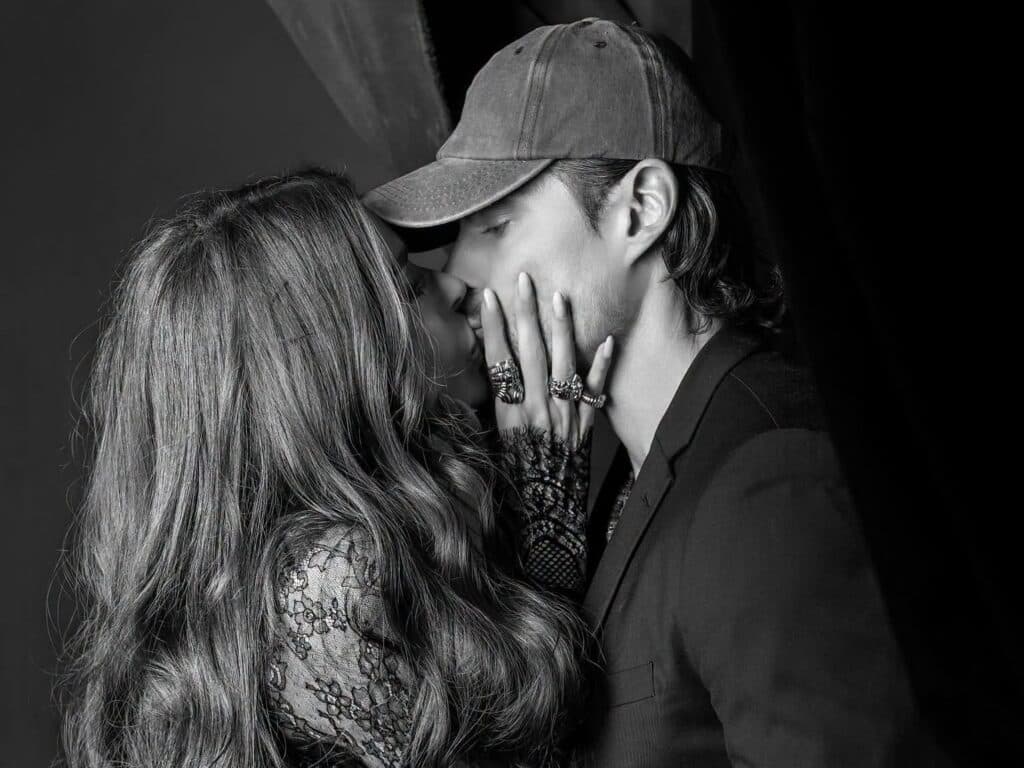 Galilea Montijo y su novio Isaac Moreno se besan en un momento romántico, reflejando su deseo de formar una familia.