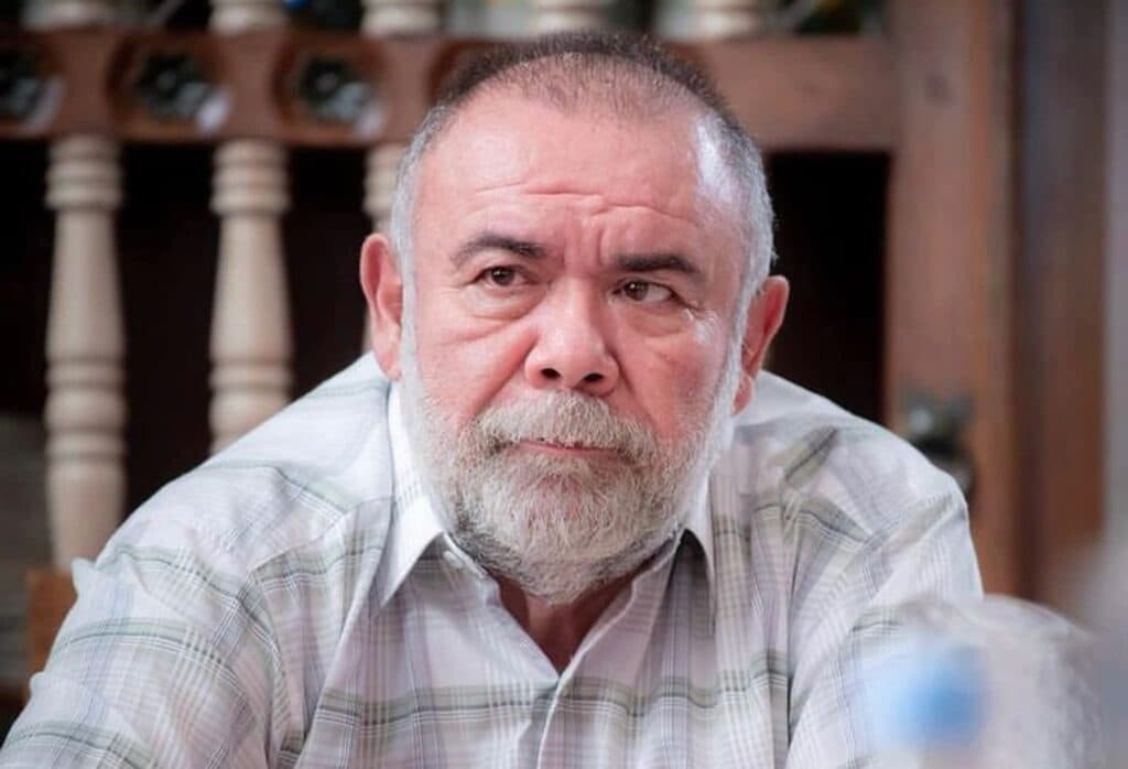 Jesús Ochoa con expresión seria, en un ambiente interior, mientras se discute su reciente accidente en el elevador durante una obra.