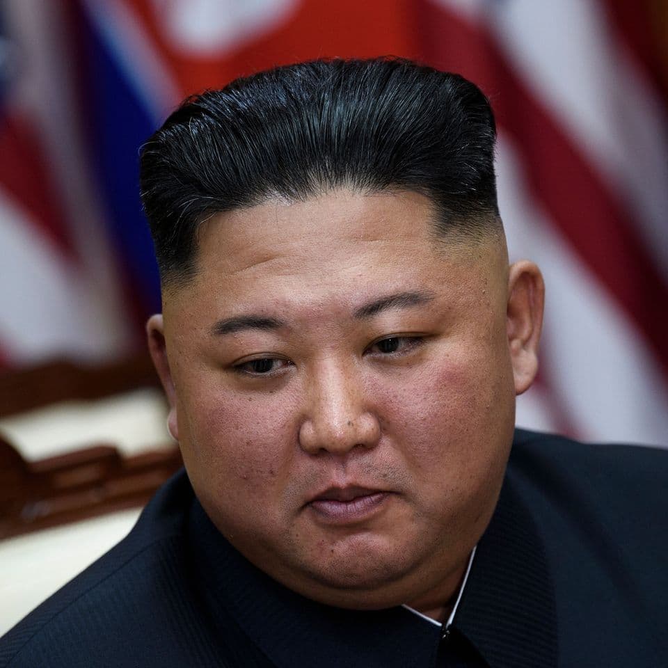 Kim Jong-un, líder de Corea del Norte, durante una reunión, en medio de rumores sobre su salud y reaparición pública.