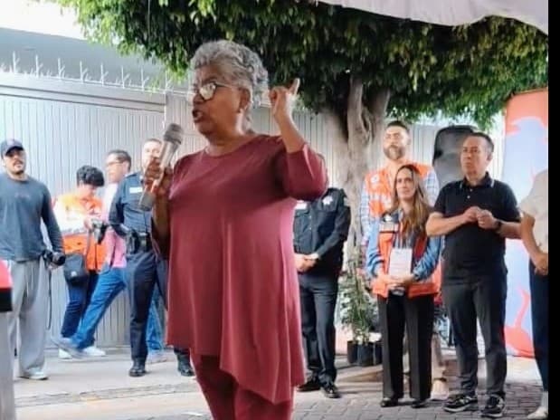 Margarita Escobedo, presidenta del Consejo Social de Guadalajara, habla sobre participación ciudadana y desigualdad, rodeada de asistentes.
