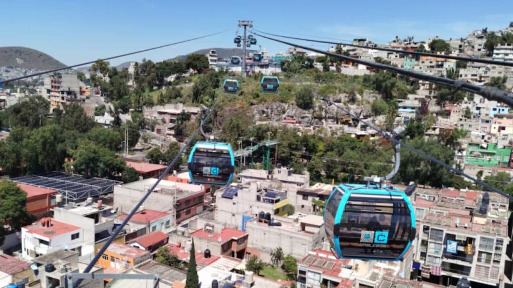 Vista panorámica de la Línea 5 del Cablebús en Álvaro Obregón, conectando barrios y ofreciendo transporte aéreo eficiente.