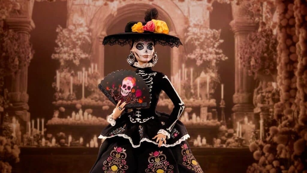 Muñeca Barbie inspirada en La Catrina, vestida con traje tradicional y sosteniendo un abanico decorado, celebrando el Día de Muertos.
