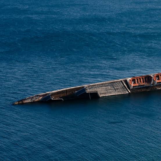 Embarcación hundida en el mar frente a las costas de Yibuti, tras una tragedia que dejó 109 personas sin vida y más de 100 desaparecidas.