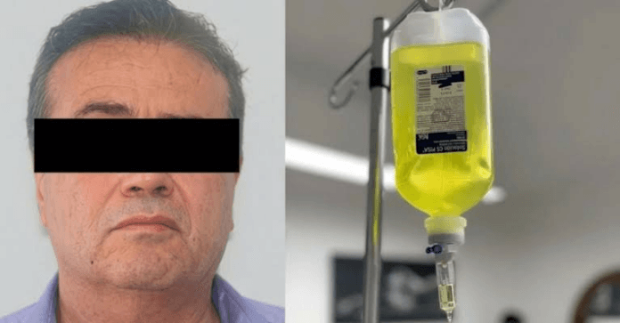 Médico señalado por la muerte de ocho pacientes en Sonora, junto a un frasco de solución parenteral utilizada en tratamientos.