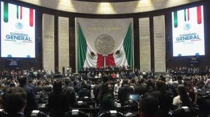 Sesión en la Cámara de Diputados donde se aprueba reforma para sancionar el reclutamiento criminal, con banderas de México y