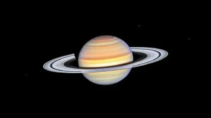 Saturno con sus anillos visibles, destacando en el cielo oscuro, representando el fenómeno astronómico de octubre desde México.