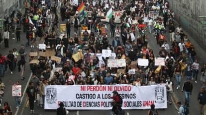 Cientos de manifestantes marchan en CDMX con pancartas y consignas exigiendo justicia por los hechos de Tlatelolco en 1968.