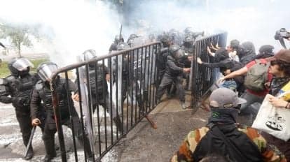 Enfrentamiento entre policías y manifestantes durante protesta por la calidad del agua en Guadalajara, con uso de gases lacrimógenos.
