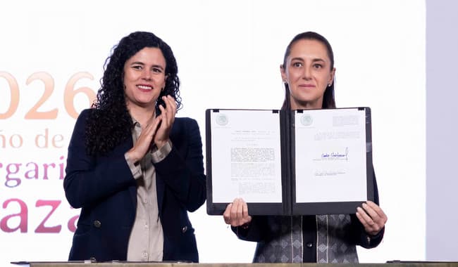 Claudia Sheinbaum sostiene un decreto de nacionalidad única en conferencia de prensa, acompañada por Luisa María Alcalde en Palacio Nacional.