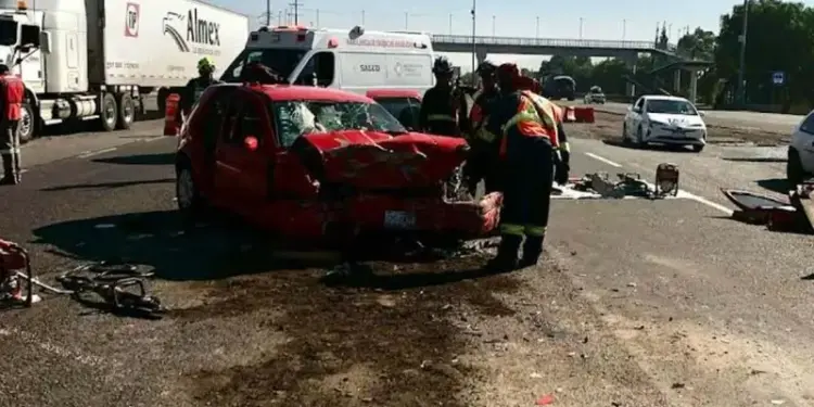Mujer muerta por accidente en carretera Querétaro