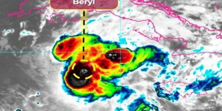El huracán ‘Beryl’ baja a categoría 3 y afecta a las Islas Caimán
