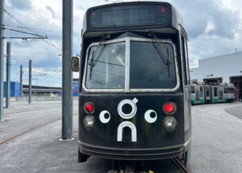 Metro de Boston adorna trenes y les pone ojitos