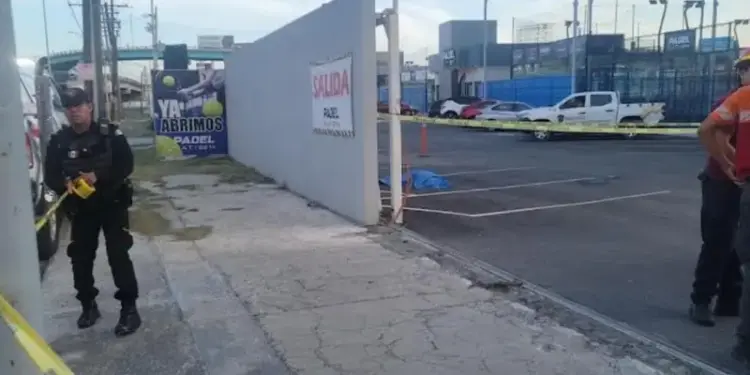 Portón cae sobre guardia de seguridad y lo mata