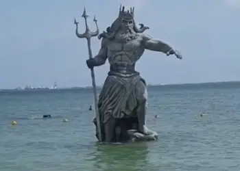Él es Poseidón, el dios de la estatua “odiada” por los yucatecos