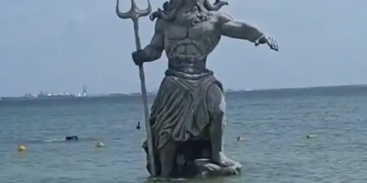 Él es Poseidón, el dios de la estatua “odiada” por los yucatecos