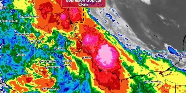 ‘Chris’ se degrada a depresión tropical sobre Veracruz y avanza en México