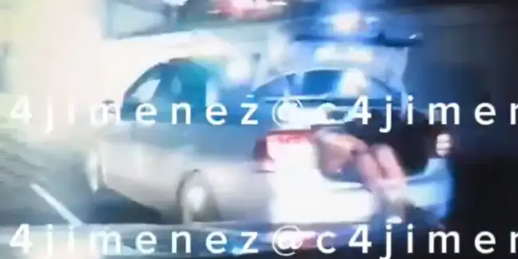 Captan a hombre ‘encajuelado’ en Viaducto CDMX