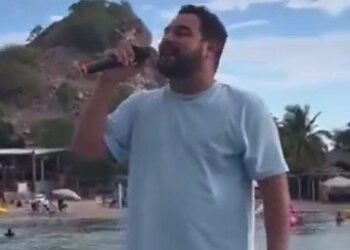 Vocalista de ‘Banda MS’ sorprende con concierto a turistas