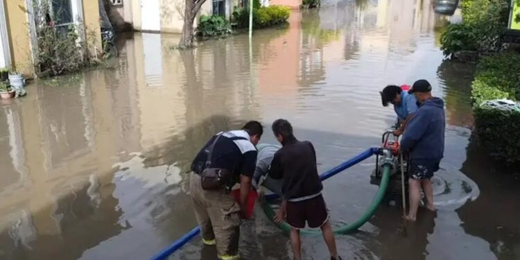 Residentes de Chicoloapan, Edomex, han permanecido atrapados en sus hogares inundados por más de un día