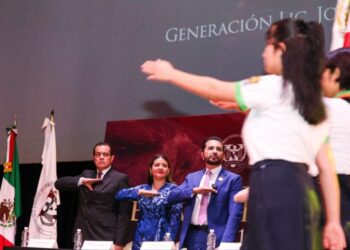 Felicita gobierno de Solidaridad a graduados de la Universidad Vizcaya, campus Playa del Carmen