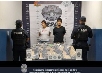 Detienen a pareja armada en Playa del Carmen; viajaban con droga, arsenal y un menor