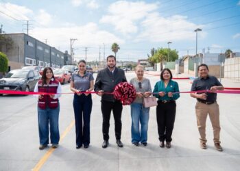 Cumple Ismael Burgueño a ciudadanía de Lomas del Matamoros con pavimentación de calle C.F.E