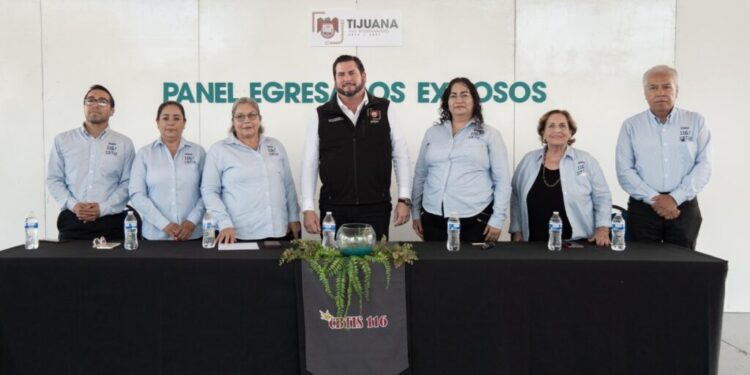 Participa Ismael Burgueño en Panel de Egresados Exitosos del CBTis 116